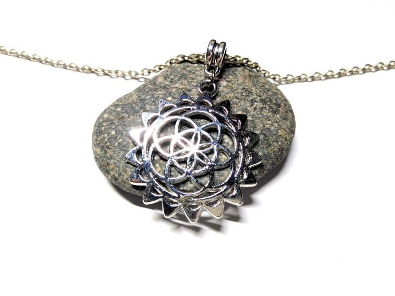 Collier chaîne féminine, pendentif graine de vie rayonnante, alliage argenté, bijou géométrie sacrée