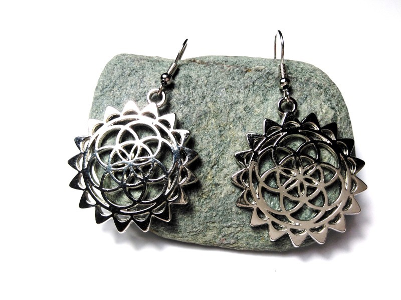 Boucles d'oreilles crochets, pendentifs Graine de vie rayonnante, métal argenté, bijou spiritualité