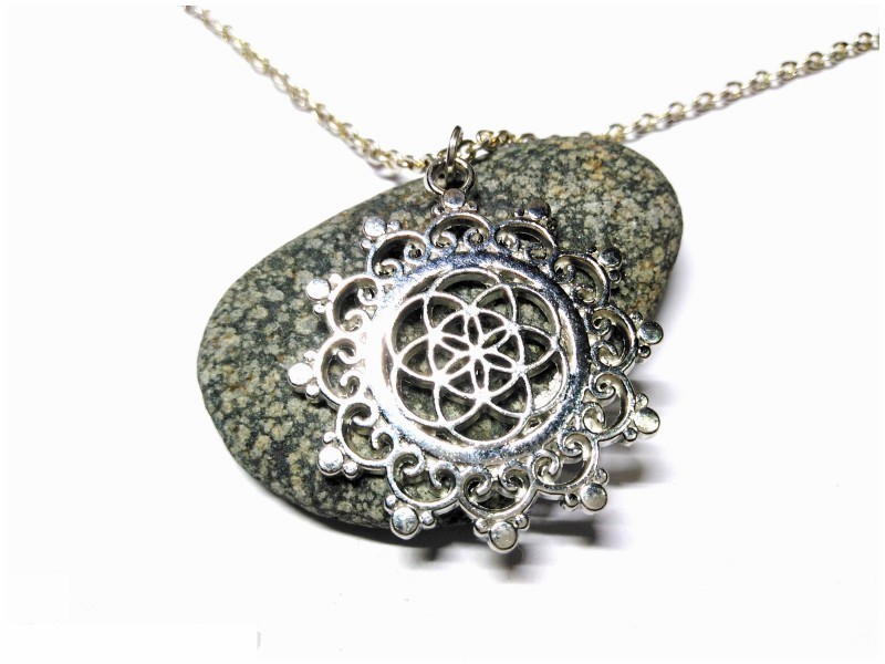 Collier chaîne féminine, pendentif graine de vie, alliage argenté, bijou géométrie sacrée