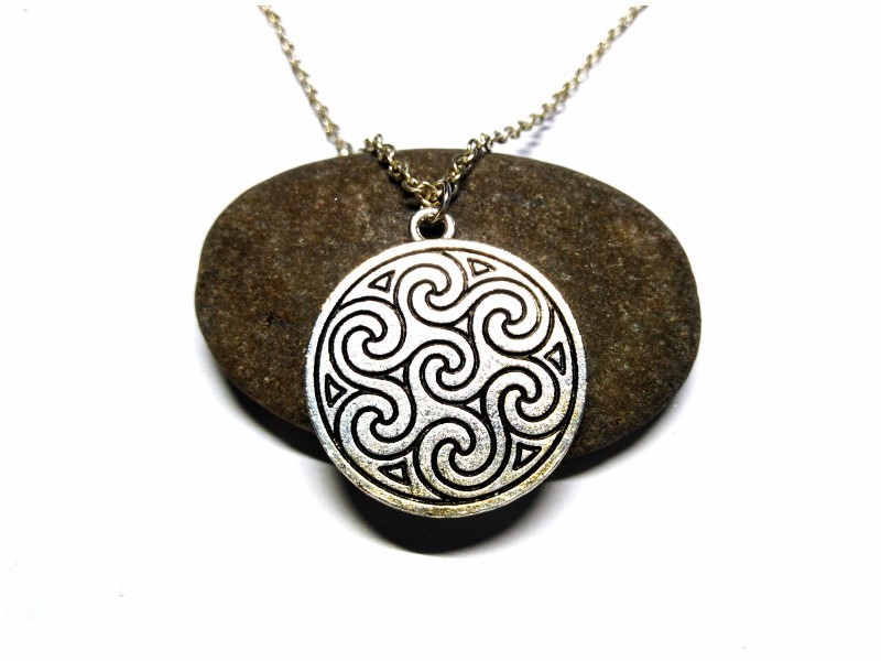 Collier pendentif argent 3 triskells liés, bijou celtique à Quimperlé, celte spirale paganisme amulette Bretagne Écosse