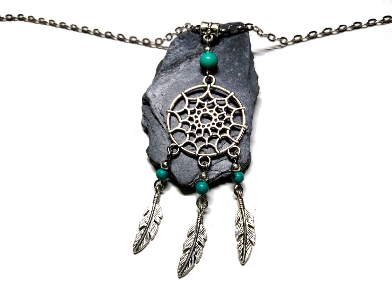 Ce pendentif attrape-rêve en howlite turquoise purifie vos énergies. Alliez la force du bleu azur à la magie amérindienne.
