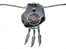 Ce pendentif attrape-rêve en howlite turquoise purifie vos énergies et protège vos voyages pour allier la force au mythe.