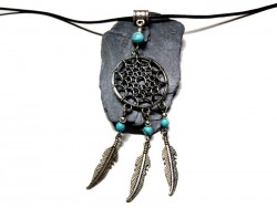 L'éclat bleu de la turquoise magnifie la toile de ce collier attrape-rêve. Un contraste unique pour votre bien-être.