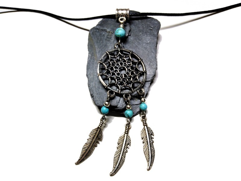 L'éclat bleu de la turquoise magnifie la toile de ce collier attrape-rêve. Un contraste unique pour votre bien-être.