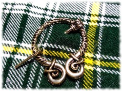 Golden fibula brooch medieval cosplay costume accessory Celtic Irish Viking Nordic jewelry Quimperlé Brittany