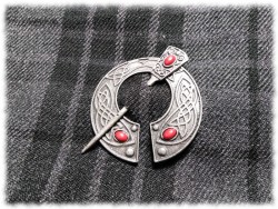 Tin fibula brooch medieval cosplay costume accessory Celtic knotworks Viking Nordic jewelry Quimperlé Brittany