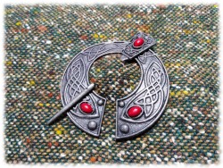 Tin fibula brooch medieval cosplay costume accessory Celtic knotworks Viking Nordic jewelry Quimperlé Brittany