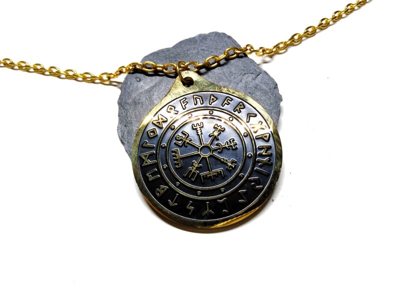 Collier + pendentif viking Vegvísir et Futhark noir & or bijou nordique rose des vents boussole rune magie paganisme