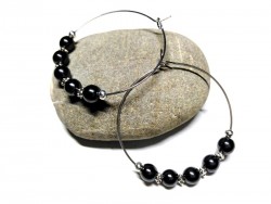Boucles d'oreilles créoles argentées avec perles d'Hématite en cadence, bijou lithothérapie par La Blanche Hermine