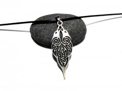 Collier et pendentif corbeaux : Munin vous rappelle vos racines. Portez la mémoire d'Odin avec ce talisman sophistiqué.