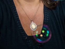 Boucles d'oreilles Argent Blanc nacré, bijou gothique victorien cosplay à Quimperlé, Mae par Stéphane Faraut photographe