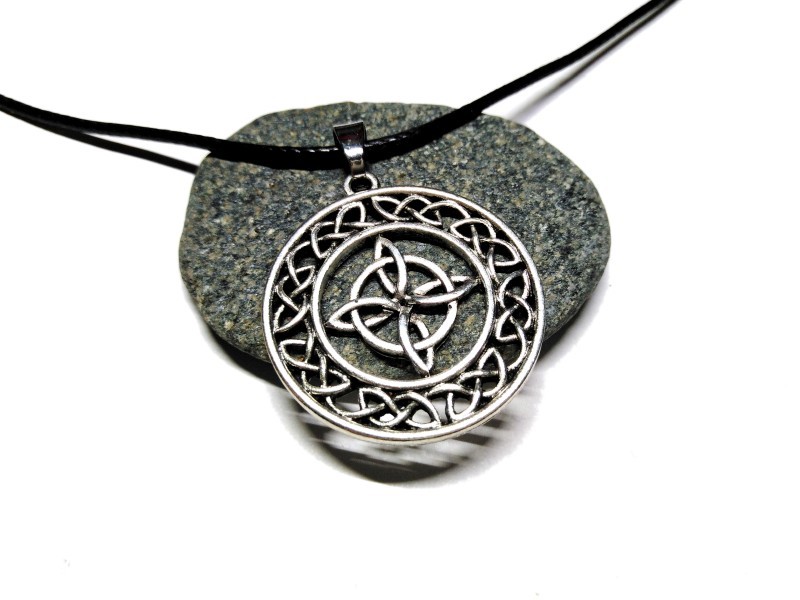 Collier pendentif argent Nœud de Sorcière et entrelacs, bijou paganisme Wicca à Quimperlé, amulette celtique et wiccan