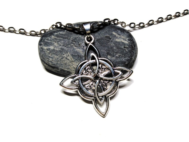 Collier pendentif argent Nœud de Sorcière et entrelacs, bijou paganisme Wicca à Quimperlé, amulette celtique et wiccan