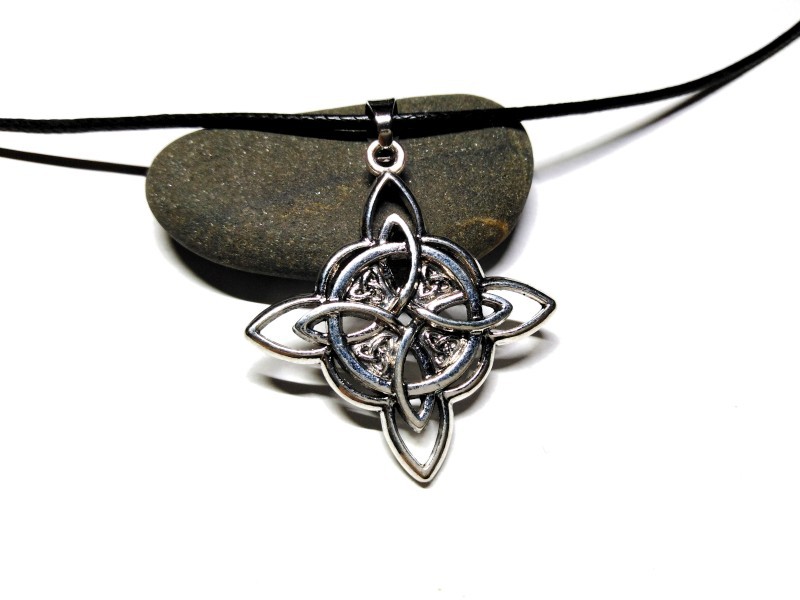 Collier pendentif argent Nœud de Sorcière et entrelacs, bijou paganisme Wicca à Quimperlé, amulette celtique et wiccan