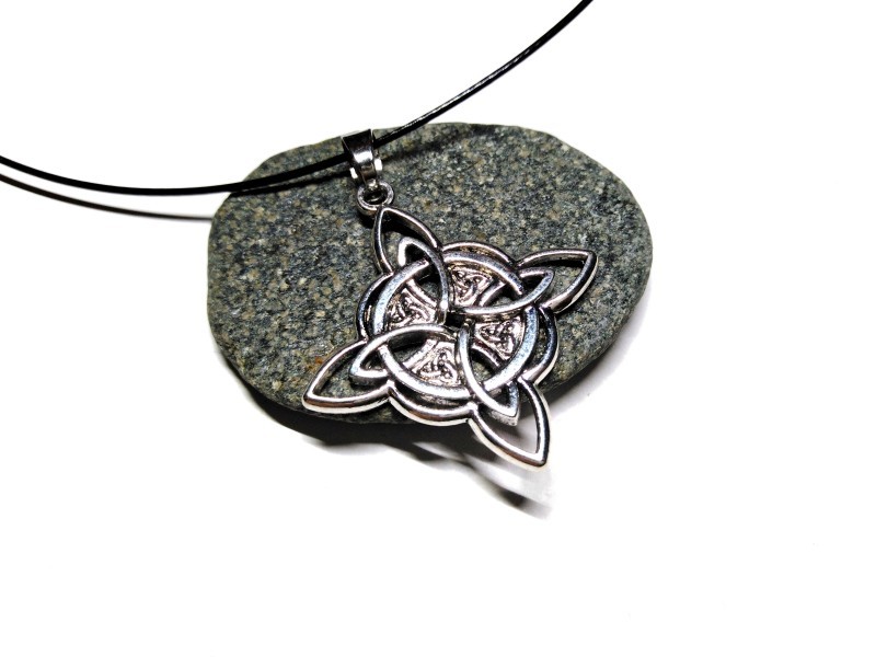 Collier pendentif argent Nœud de Sorcière et entrelacs, bijou paganisme Wicca à Quimperlé, amulette celtique et wiccan