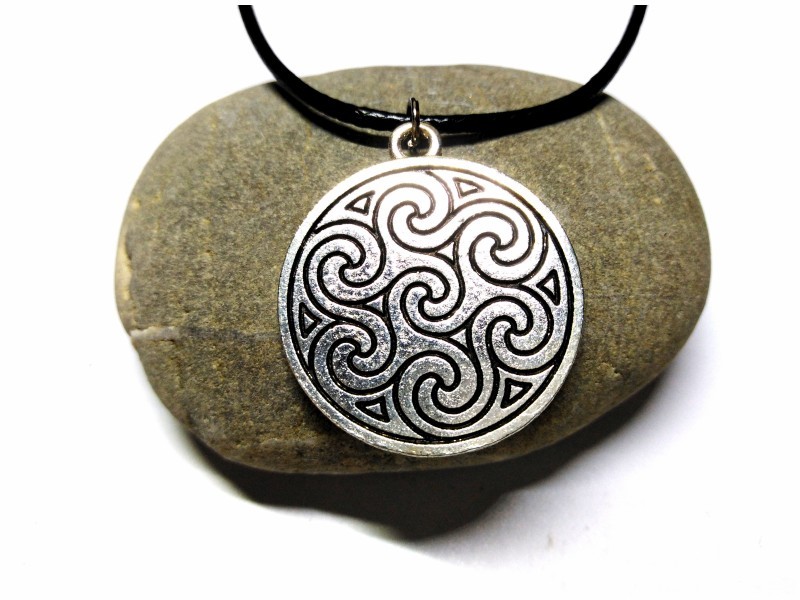 Collier pendentif argent 3 triskells liés, bijou celtique à Quimperlé, celte spirale paganisme amulette Bretagne Écosse