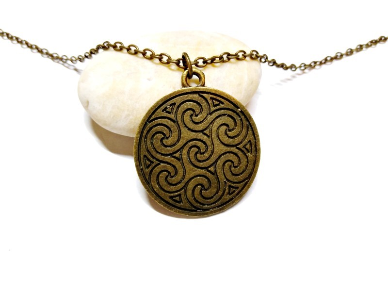 Collier pendentif bronze 3 triskells liés, bijou celtique à Quimperlé, celte spirale paganisme amulette Bretagne Écosse