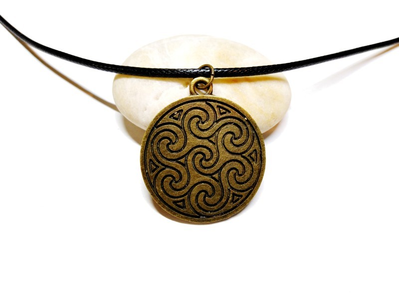 Collier pendentif bronze 3 triskells liés, bijou celtique à Quimperlé, celte spirale paganisme amulette Bretagne Écosse