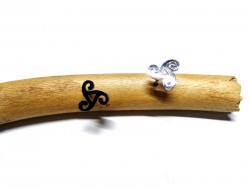 Puces d'oreilles triskell breton en inox, clous d'oreilles discrets pour oreilles délicates au rendu argenté