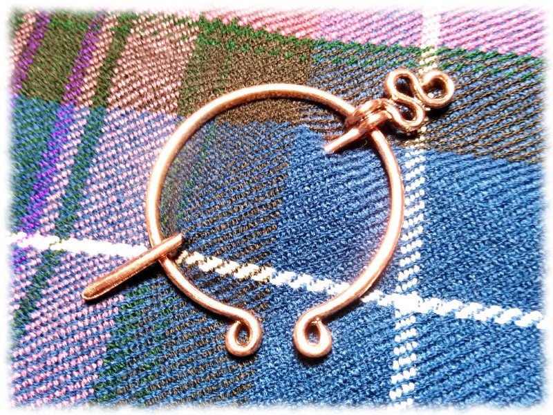 Broche fantastique pour fermer votre cape de rôliste en GN.