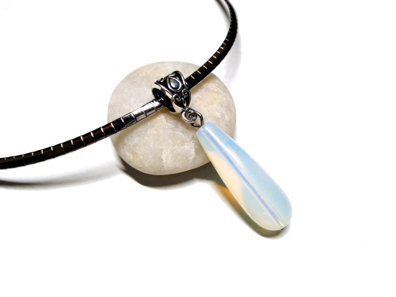 Collier pendentif argent Opalite, bijou lithothérapie à Quimperlé, bijoux pierres semi-précieuses pour femme