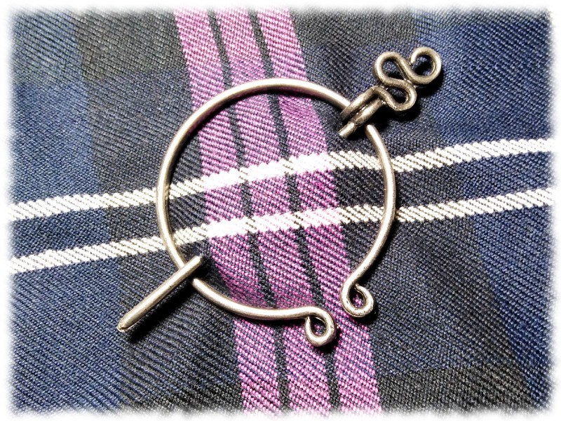 Broche médiévale de guerrier pour vos quêtes en terre du milieu.