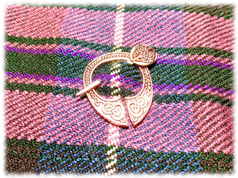 Un cadeau de témoin original : une fibule celtique à porter lors du grand jour.