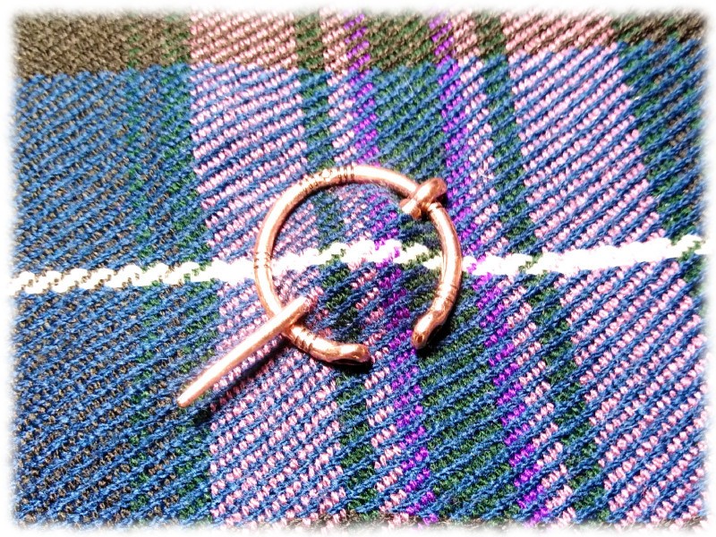 Fixez votre plaid avec une broche pénannulaire d'inspiration celte.