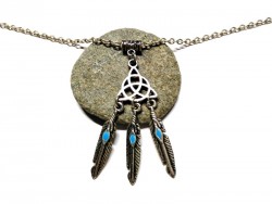 Portez le symbole de l'éternité. Ce collier attrape-rêve au nœud de la trinité sublime votre décolleté avec audace.