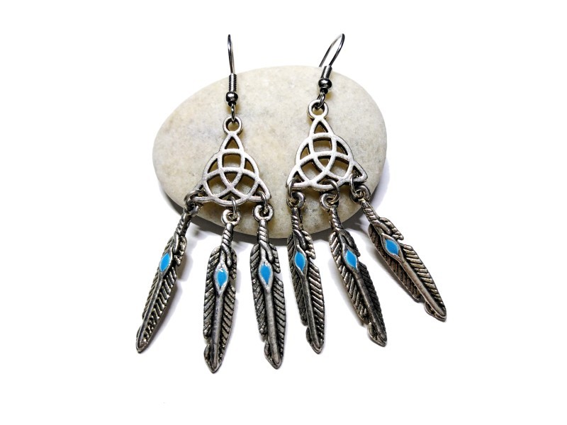 Des boucles d'oreilles triquètra et attrape-rêves qui unissent protection et éternité pour affirmer vos croyances avec style.