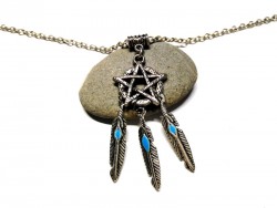 Explorez notre gamme ésotérique : ce pendentif attrape-rêve au pentagramme argenté affirme votre identité magique.