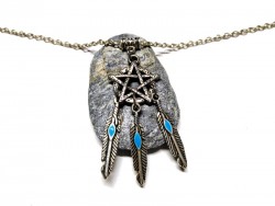 Ce pendentif attrape-rêve Wicca fusionne la toile sacrée et le pentagramme : un bijou puissant pour vos rituels lunaires.