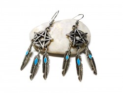 Des boucles d'oreilles ésotériques argentées mêlant capteur de songes et pentacle sacré pour affirmer votre identité païenne.