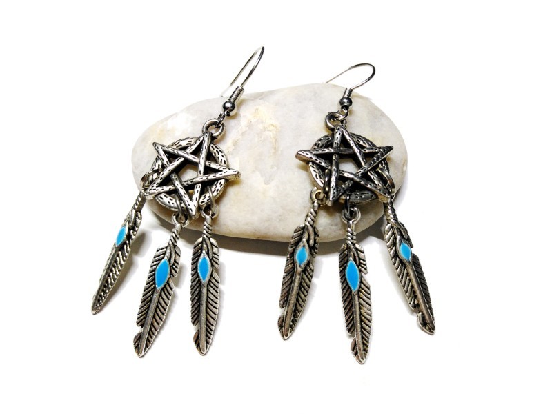 Des boucles d'oreilles ésotériques argentées mêlant capteur de songes et pentacle sacré pour affirmer votre identité païenne.