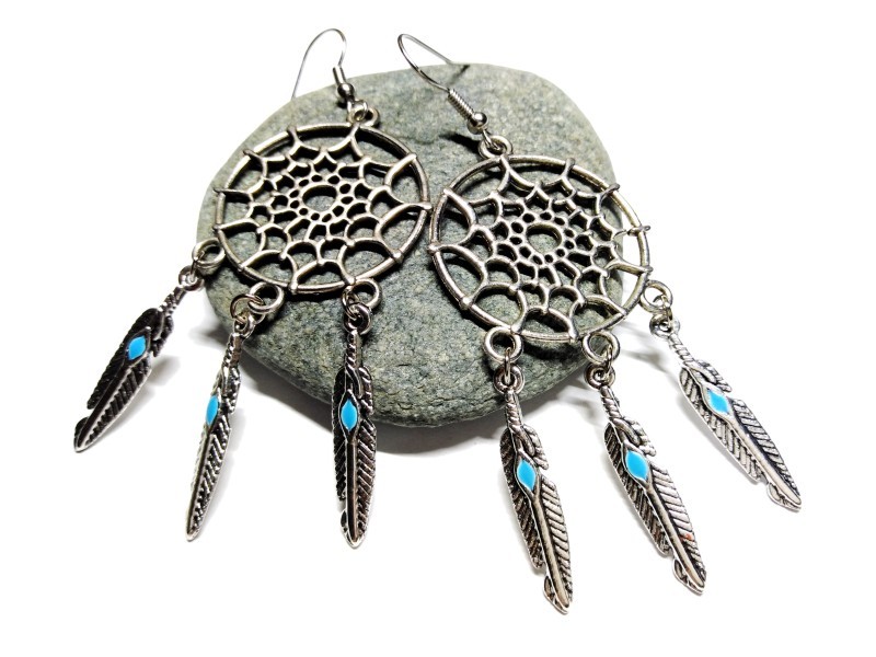 Laissez ce bijou attrape-rêve amérindien guider vos pensées. Un talisman idéal à offrir ou à s'offrir dès aujourd'hui.