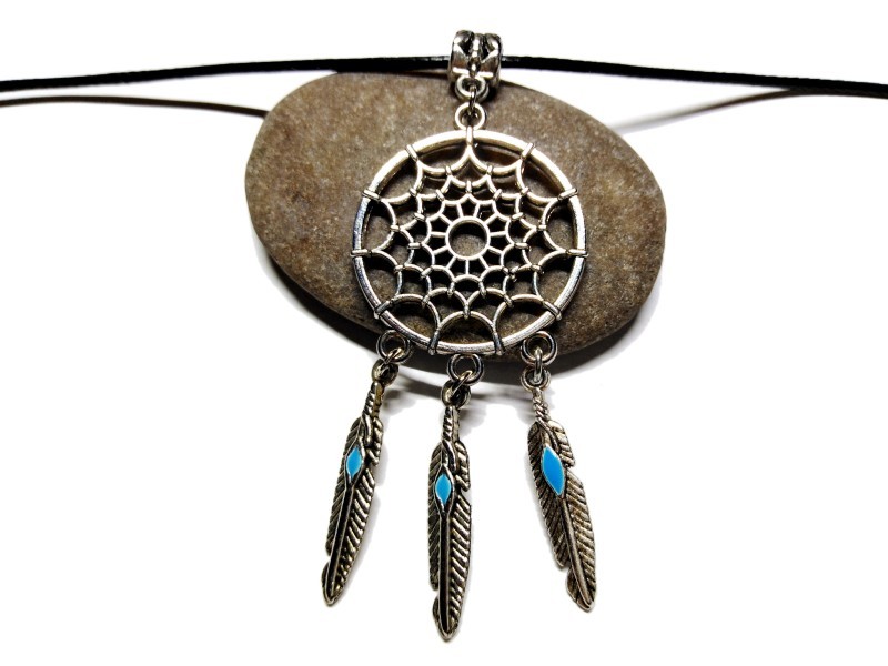 Ce pendentif attrape-rêve tisse un lien sacré avec les légendes anciennes : un symbole de paix et d'authenticité.