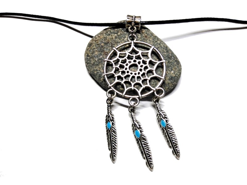 Idéal pour rehausser un look casual, ce collier attrape-rêve argenté hippie chic capte la lumière avec grâce.
