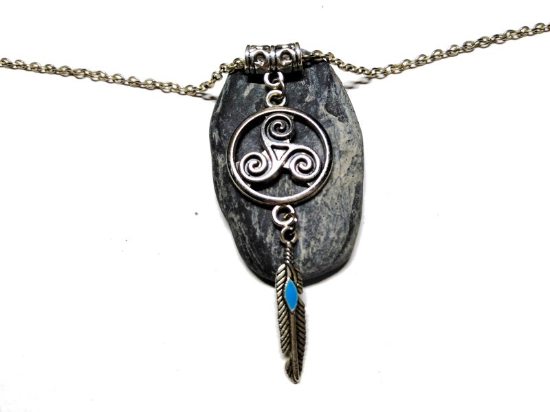 Collier & pendentif argent Triskell & Plume, bijou celtique & hippie chic à Quimperlé, spirale paganisme Wicca druide Bretagne