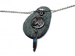 Collier & pendentif argent Triskell & Plume, bijou celtique & hippie chic à Quimperlé, spirale paganisme Wicca druide Bretagne