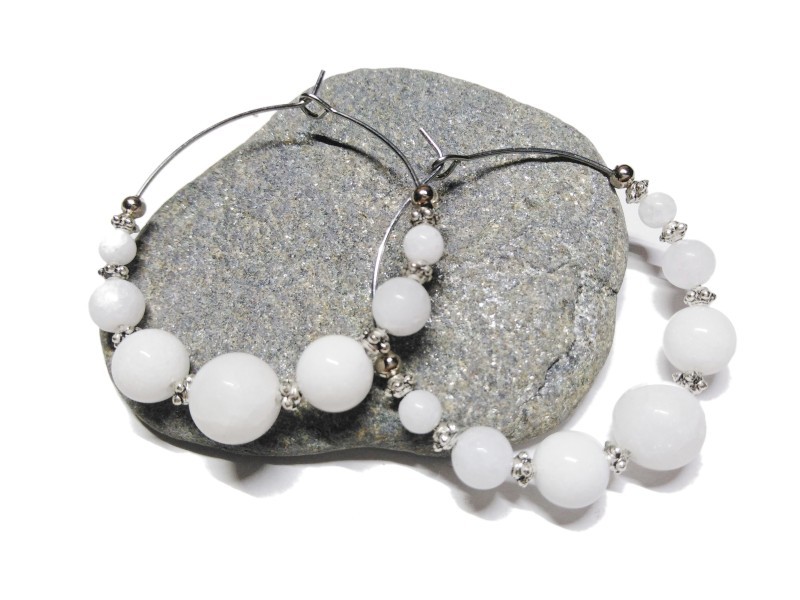 Paire de boucles d'oreilles créoles artisanales en jade blanc pour femme, esthétique neigeuse et élégante