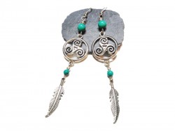 Boucles d'oreilles argent Triskell, plume & Howlite, bijou celtique lithothérapie : pierre turquoise, ethnique celte cosplay