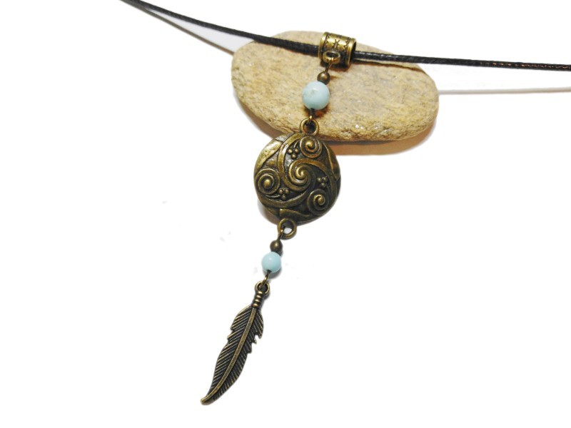 Collier pendentif bronze Triple spirale, plume Howlite bleu ciel, bijou celtique lithothérapie hippie chic celte cosplay