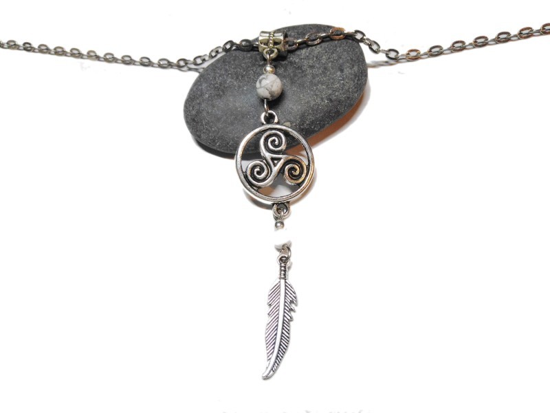 Collier pendentif argent Triskell plume Howlite, bijou celtique lithothérapie : pierre blanche, celte cosplay hippie ethnique