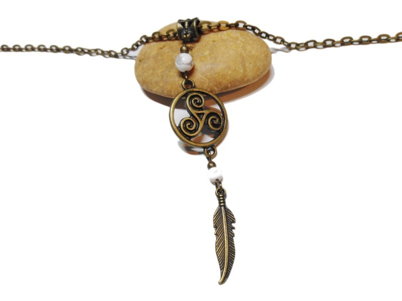 Collier pendentif bronze Triskell plume Howlite, bijou celtique lithothérapie : pierre blanche, celte cosplay hippie ethnique