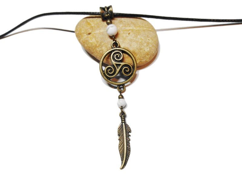 Collier pendentif bronze Triskell plume Howlite, bijou celtique lithothérapie : pierre blanche, celte cosplay hippie ethnique