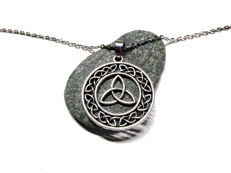 Collier petite chaîne, pendentif Triquètre en cercle avec entrelacs, métal argenté, bijou celtique par La Blanche Hermine