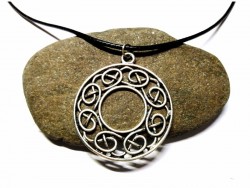 Collier noir, pendentif celtique Entrelacs en cercle argent