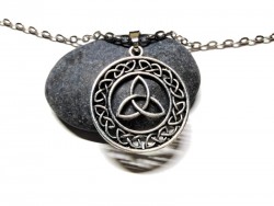 Collier grosse chaîne, pendentif Triquètre en cercle avec entrelacs, métal argenté, bijou celtique par La Blanche Hermine