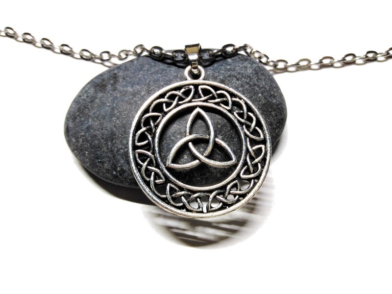 Collier grosse chaîne, pendentif Triquètre en cercle avec entrelacs, métal argenté, bijou celtique par La Blanche Hermine