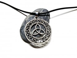 Collier cordon noir, pendentif Triquètre en cercle avec entrelacs, métal argenté, bijou celtique par La Blanche Hermine